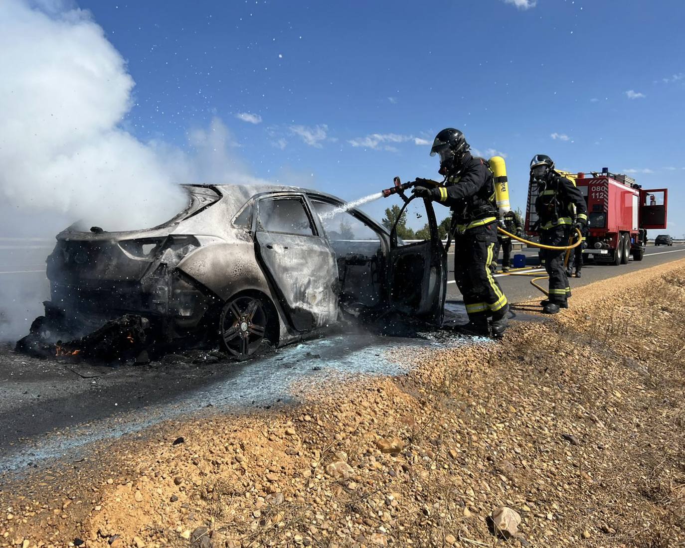 Bomberos de León intervinieron en la extinción del incendio que obligó a cortar uno de los carriles de la autopista.