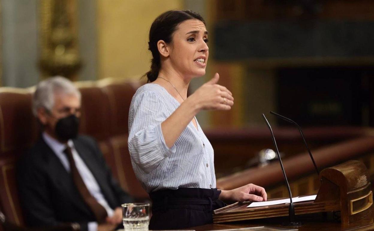 Irene Montero, ministra de Igualdad, en la tribuna del Congreso de los Diputados. 