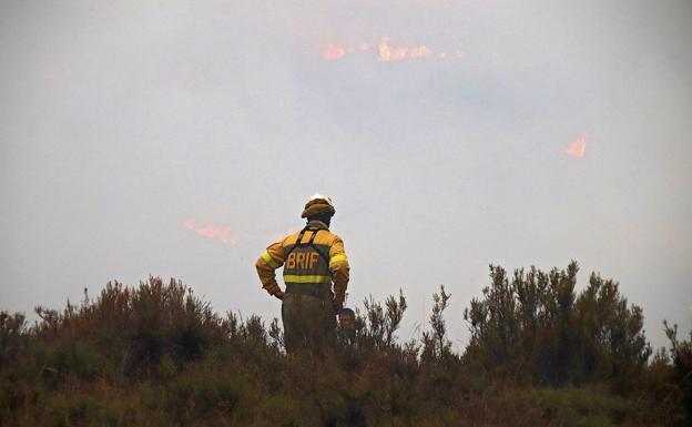 Galería. Los efectivos antiincendios de la Junta luchan contra las llamas en el incendio del campo de tiro del Teleno.