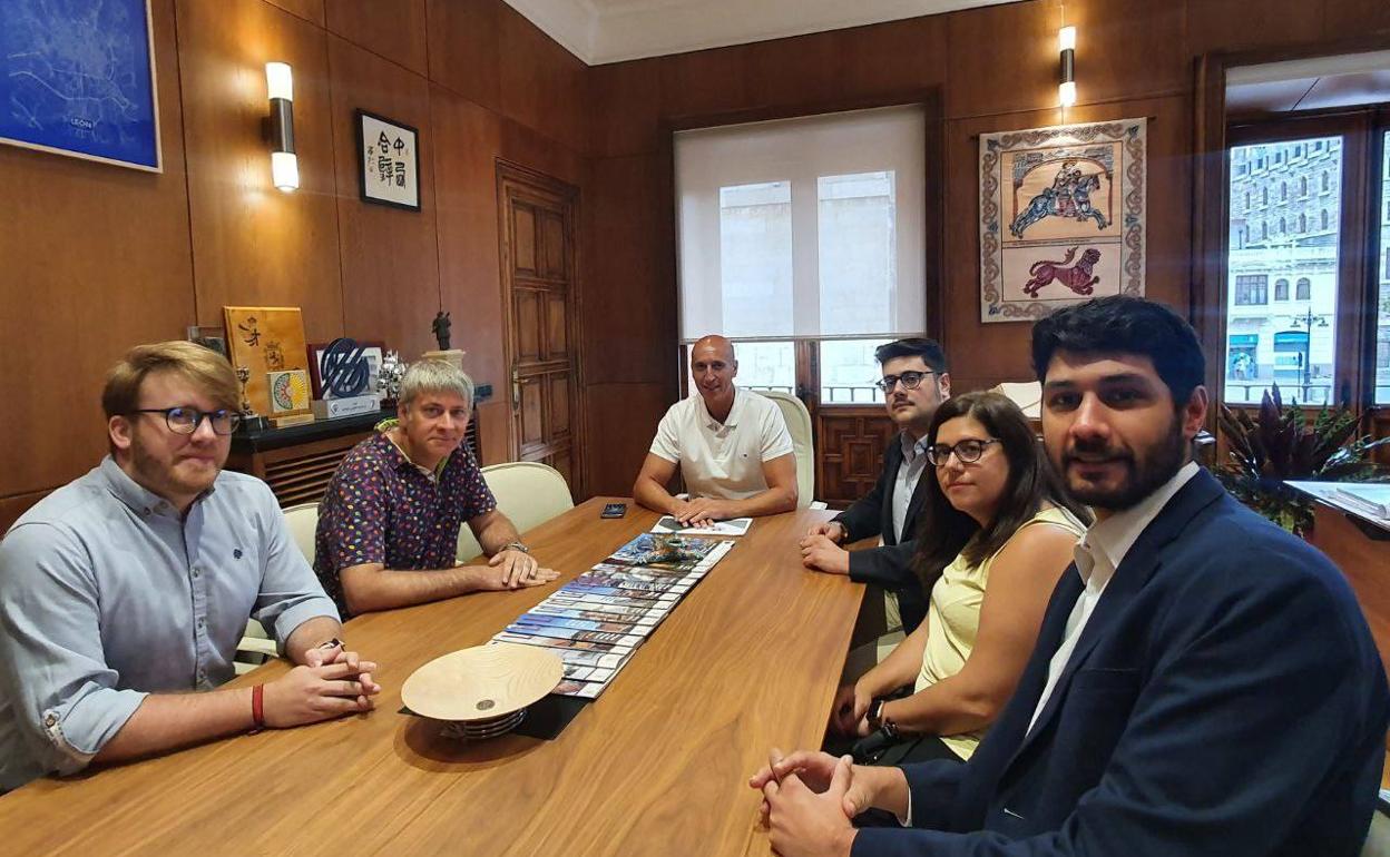 La reunión de este lunes entre el alcalde y Jóvenes Papones de León.