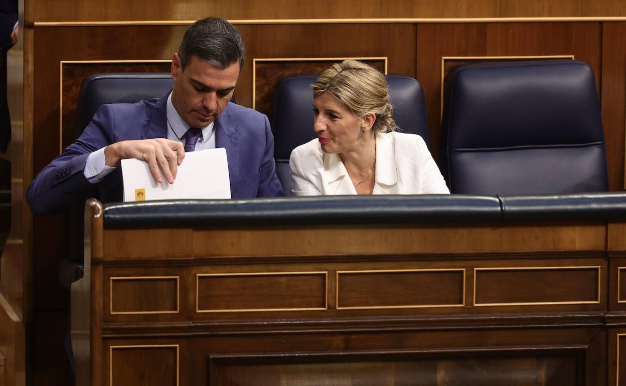 Pedro Sánchez y Yolanda Díaz, durante una sesión en el Congreso. 