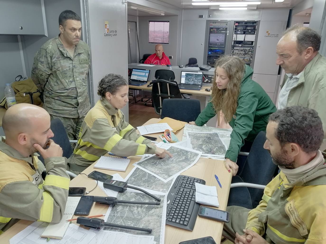 Fotos en el Puesto de Mando Avanzado.