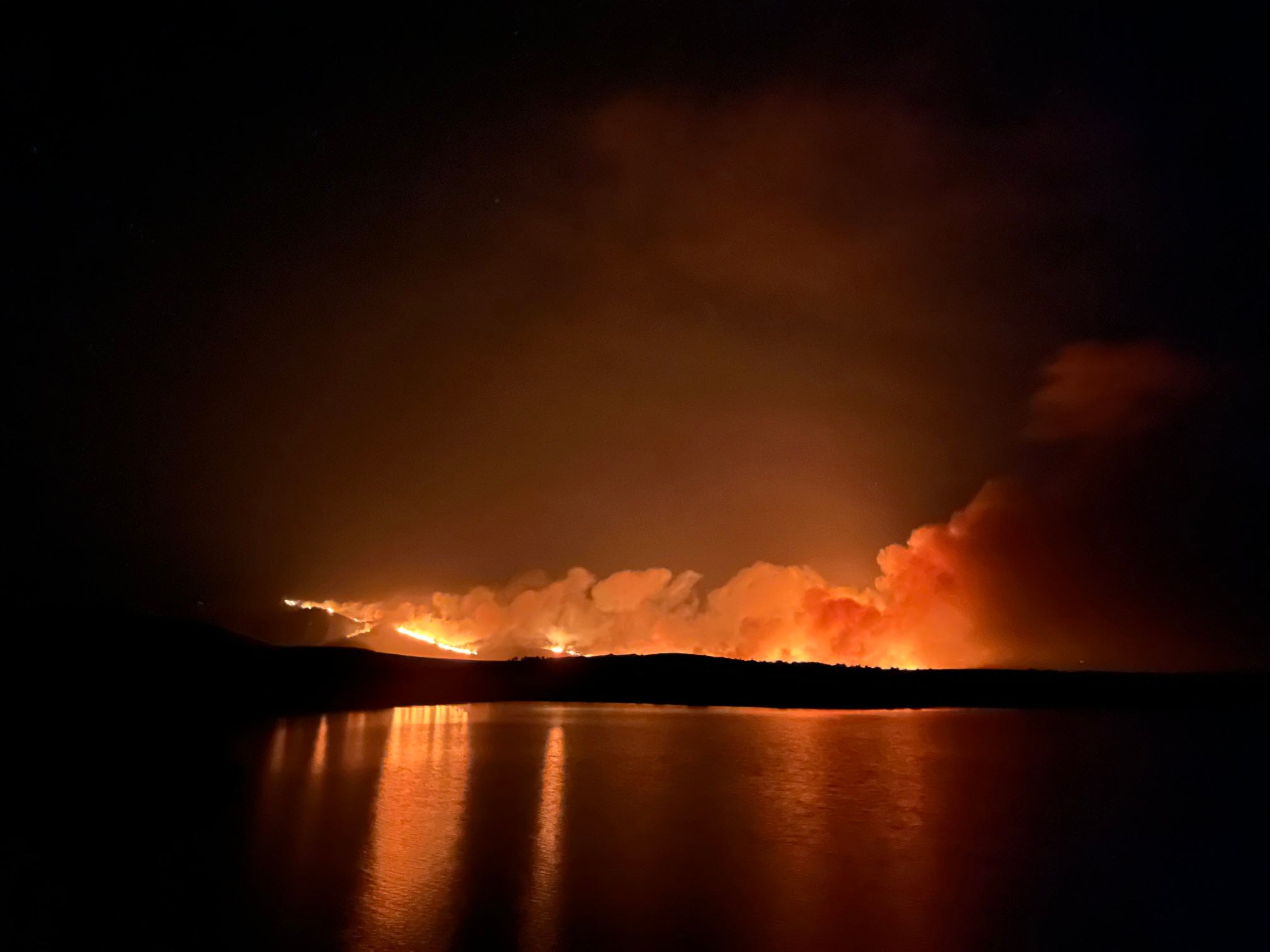 Las llamas saltan el límite de El Teleno y se declara el 'nivel 2', llega la UME y amenaza Boisán. El incendio se mantiene activo en el campo de tiro desde hace una semana pero los equipos de extinción no han podido actuar hasta esta madrugada al saltar las llamas los límites del mismo. De madrugada se barajó desalojar la localidad de Boisán, algo que finalmente pudo evitarse. 