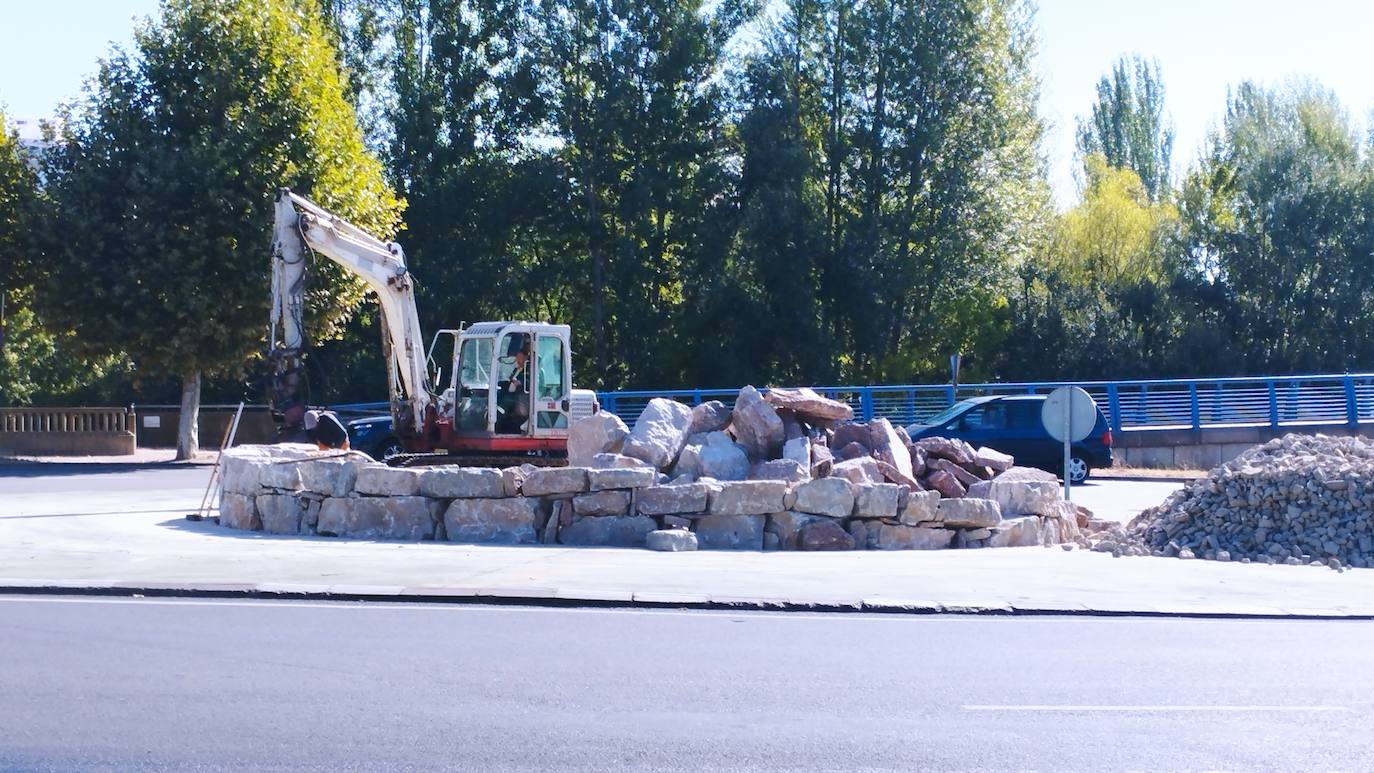 Las primeras obras para instalar la estructura metálica con tres escudos en los aledaños del estadio han comenzado