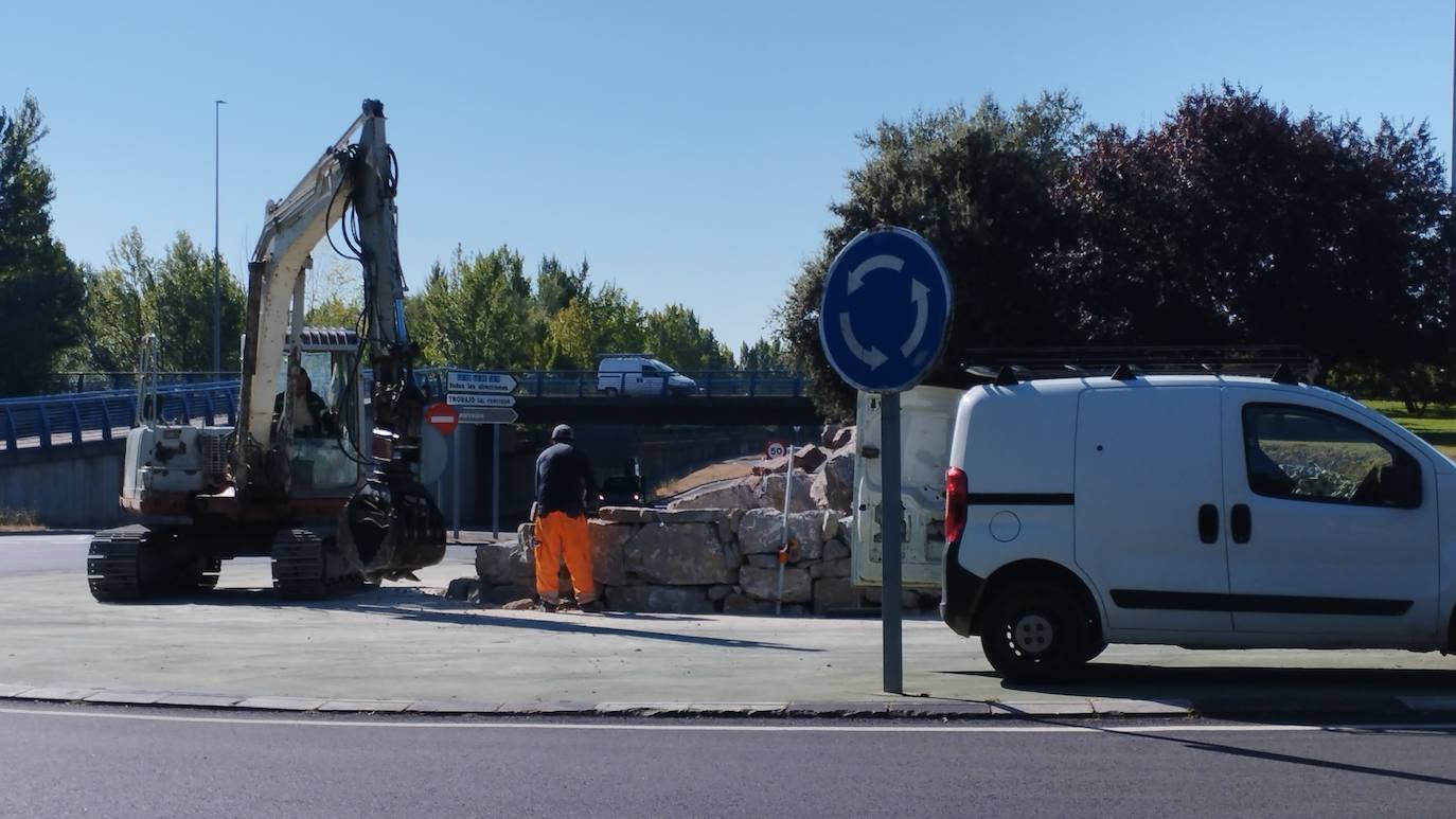 Las primeras obras para instalar la estructura metálica con tres escudos en los aledaños del estadio han comenzado