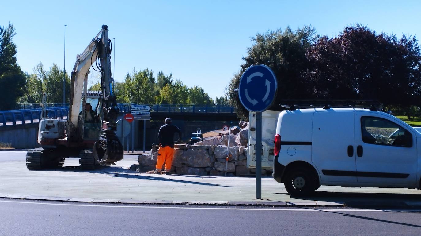 Las primeras obras para instalar la estructura metálica con tres escudos en los aledaños del estadio han comenzado