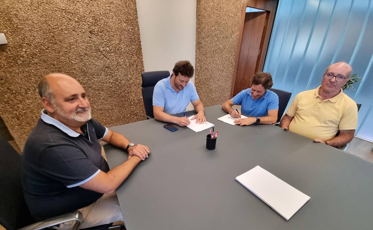 Firma del acuerdo para conservas los cauces históricos entre el Ayuntamiento de Villaquilambre y la Asociación Consejo de la Cuenca del Torío.