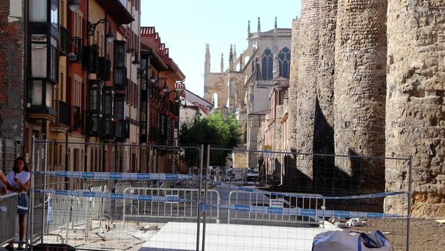 La Comisión de Patrimonio apoya una de las propuesta del Ayuntamiento de León que dejará visto el tramo de alzado de la muralla así como los cubos que rodean toda la calle Carreras 