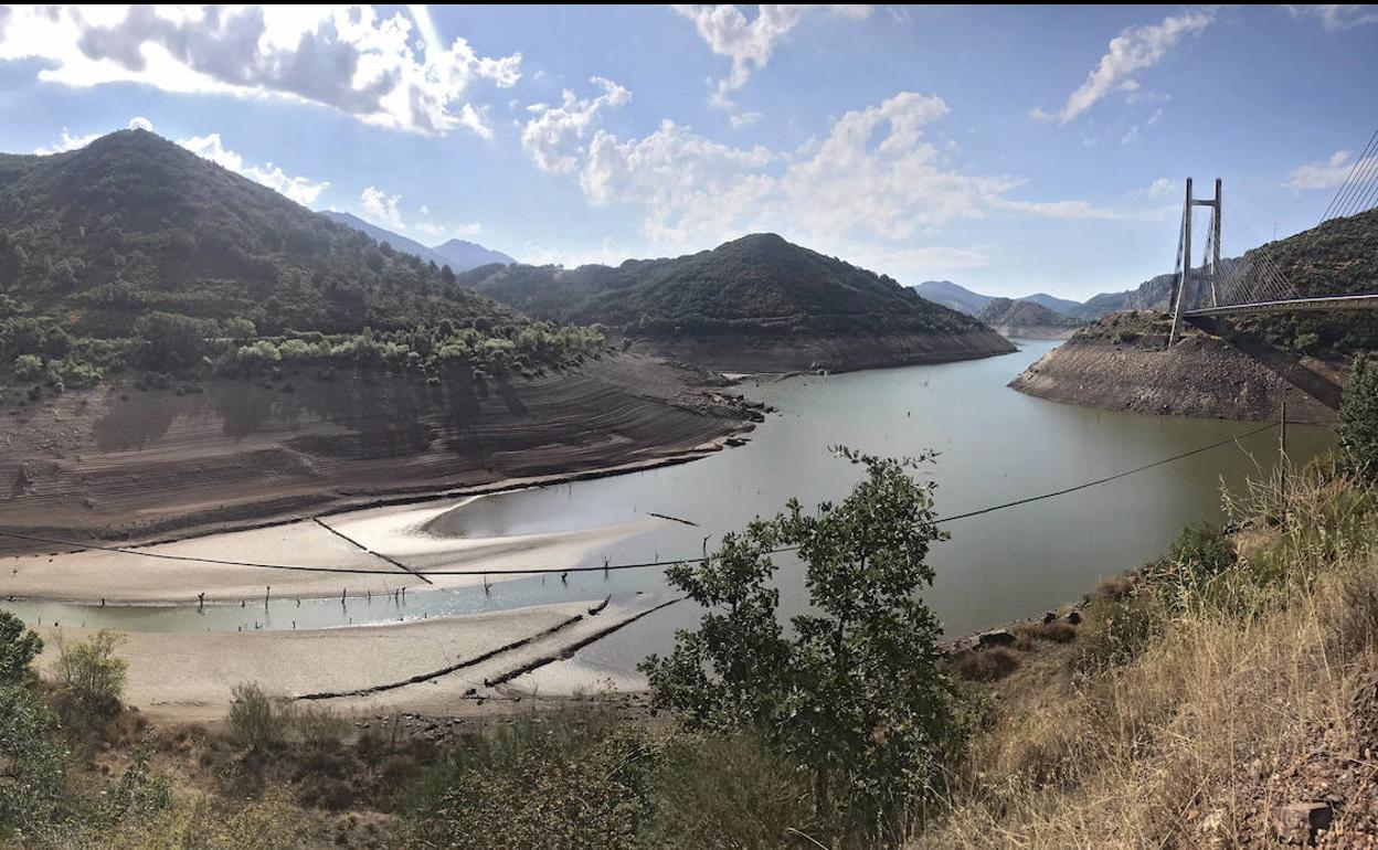 Estado actual del embalse de Barrios de Luna, en León, en mínimos históricos. 