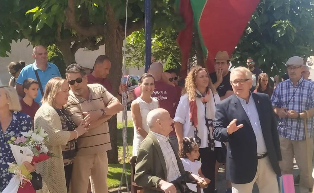 Mateo Nicolás Alonso, que cumplió 100 años, acompañado por sus vecinos en San Miguel del Camino.