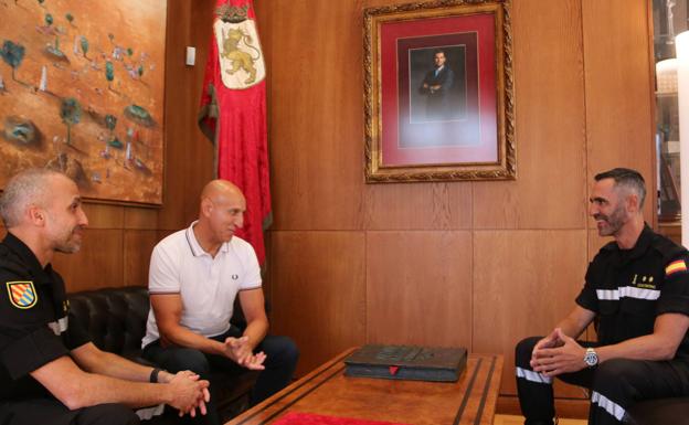 Jose Antonio Diez, recibe al nuevo teniente coronel de la UME, Daniel Constantino (a la derecha de la imagen).