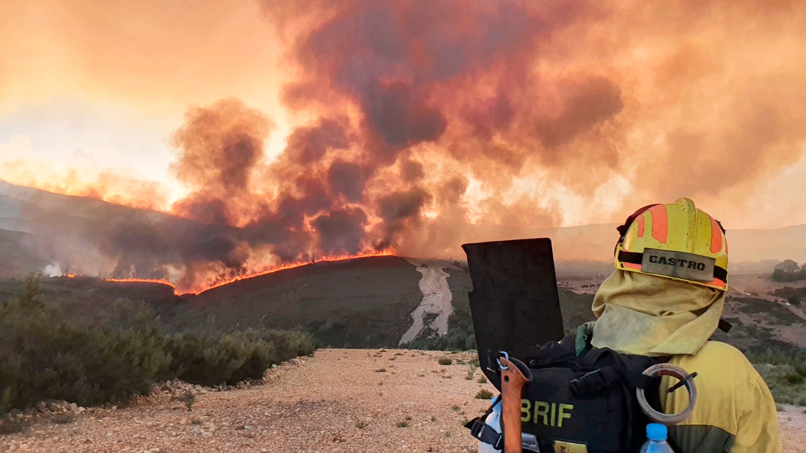 Reactivado el flanco izquierdo del incendio del campo de tiro del Teleno