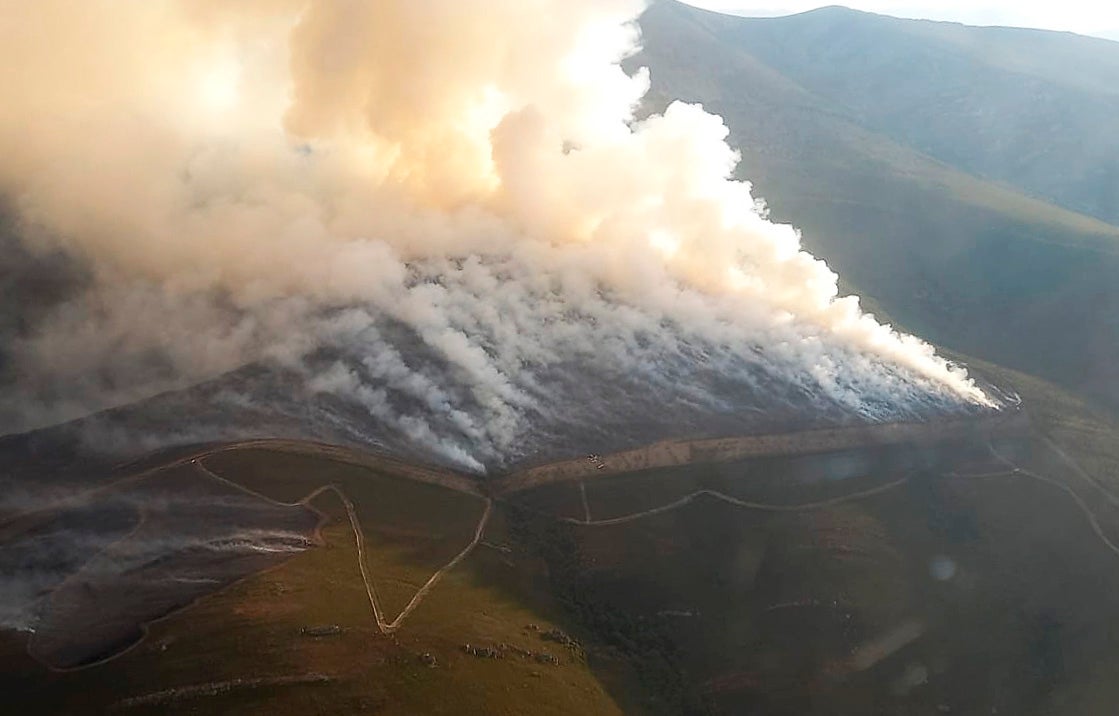 Reactivado el flanco izquierdo del incendio del campo de tiro del Teleno