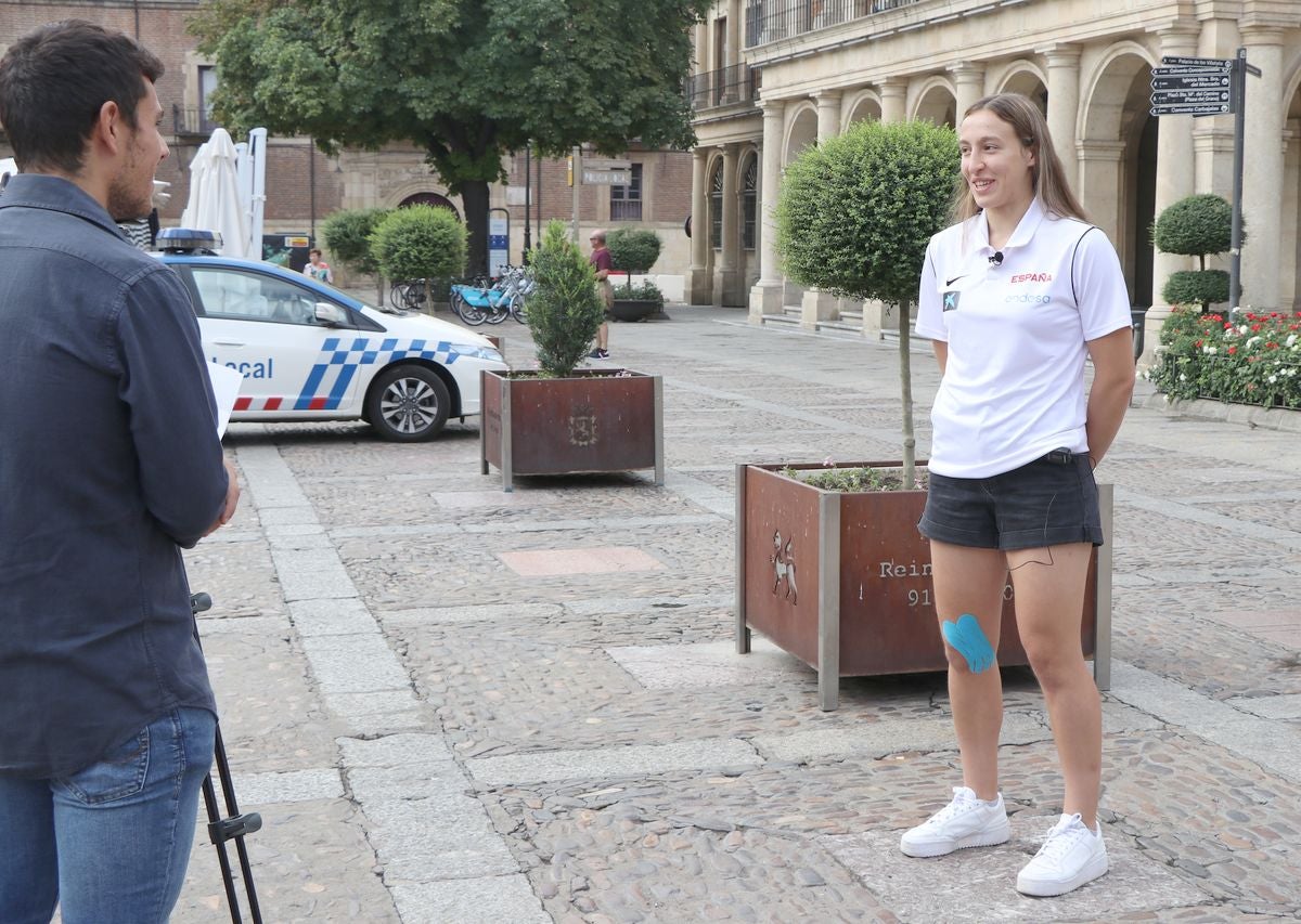 Tras lograr el cuarto puesto en el Campeonato de España júnior con el BF León, la leonesa ha sido plata en el Europeo sub-18 y bronce en el Mundial sub-18 de 3x3 con España