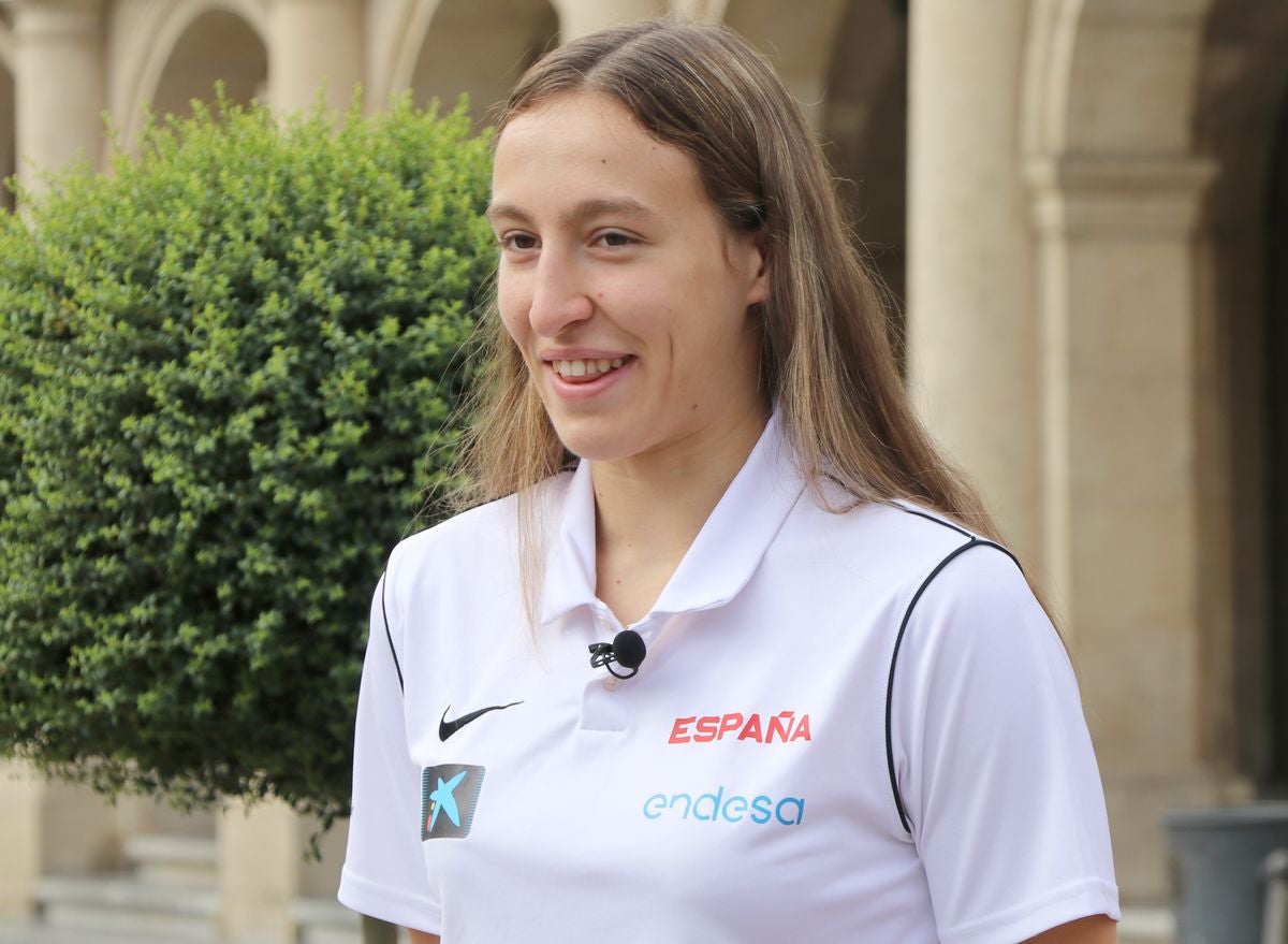 Tras lograr el cuarto puesto en el Campeonato de España júnior con el BF León, la leonesa ha sido plata en el Europeo sub-18 y bronce en el Mundial sub-18 de 3x3 con España