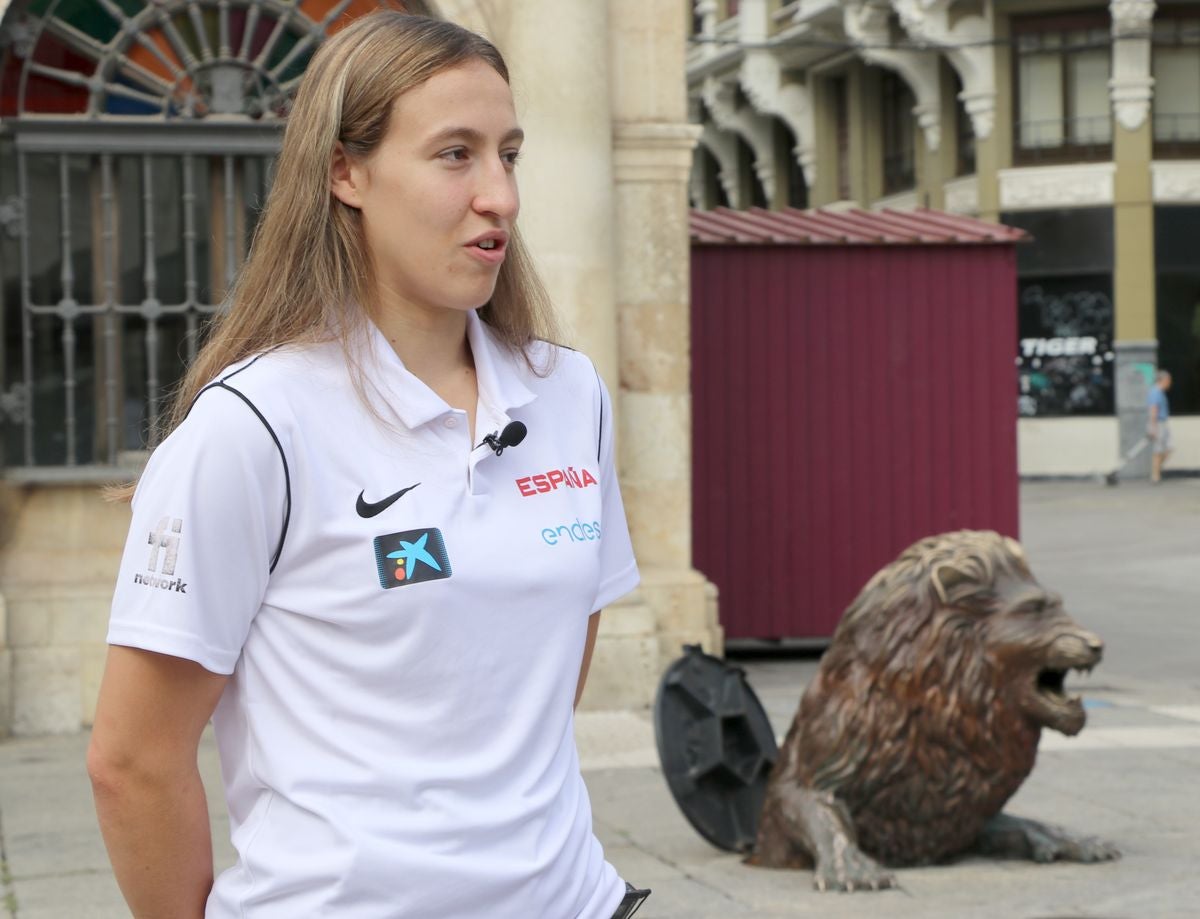 Tras lograr el cuarto puesto en el Campeonato de España júnior con el BF León, la leonesa ha sido plata en el Europeo sub-18 y bronce en el Mundial sub-18 de 3x3 con España