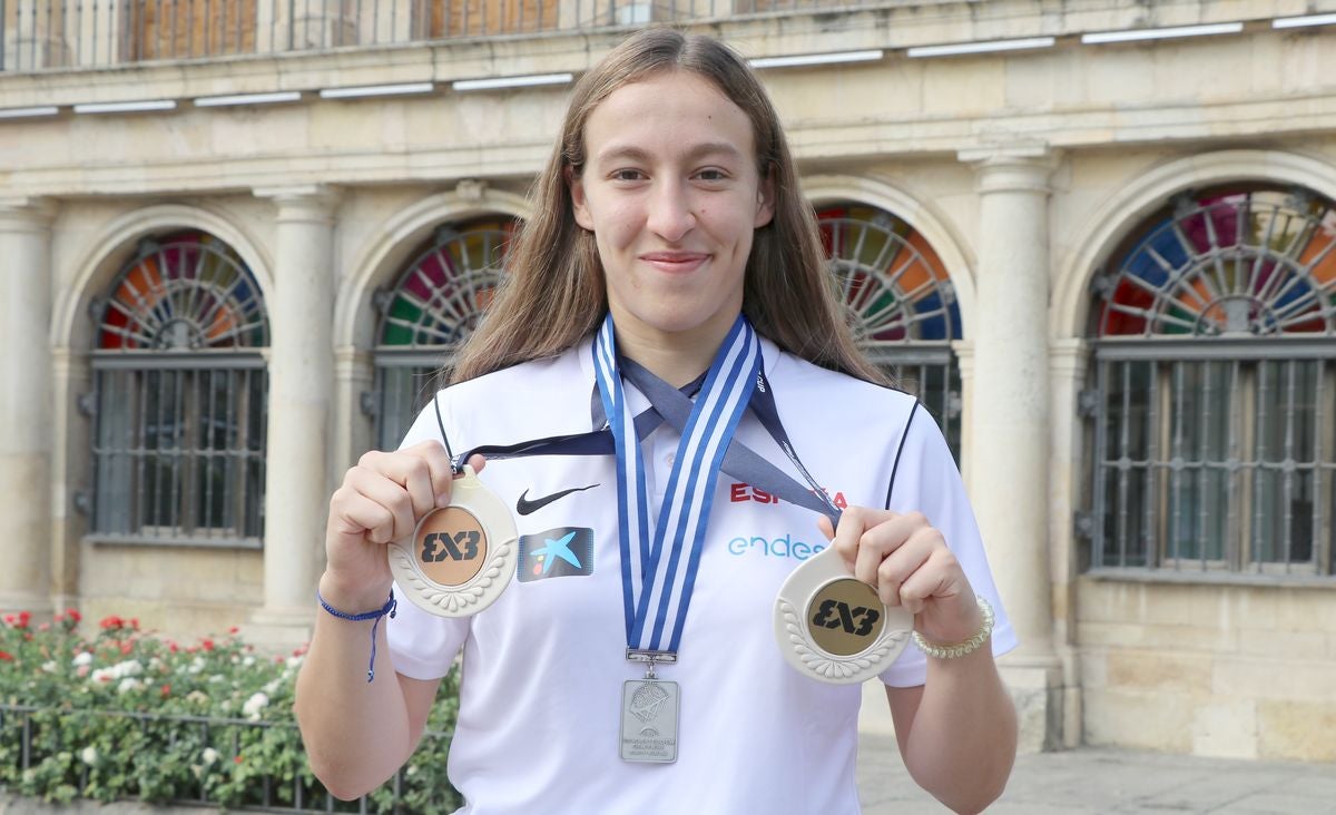Tras lograr el cuarto puesto en el Campeonato de España júnior con el BF León, la leonesa ha sido plata en el Europeo sub-18 y bronce en el Mundial sub-18 de 3x3 con España