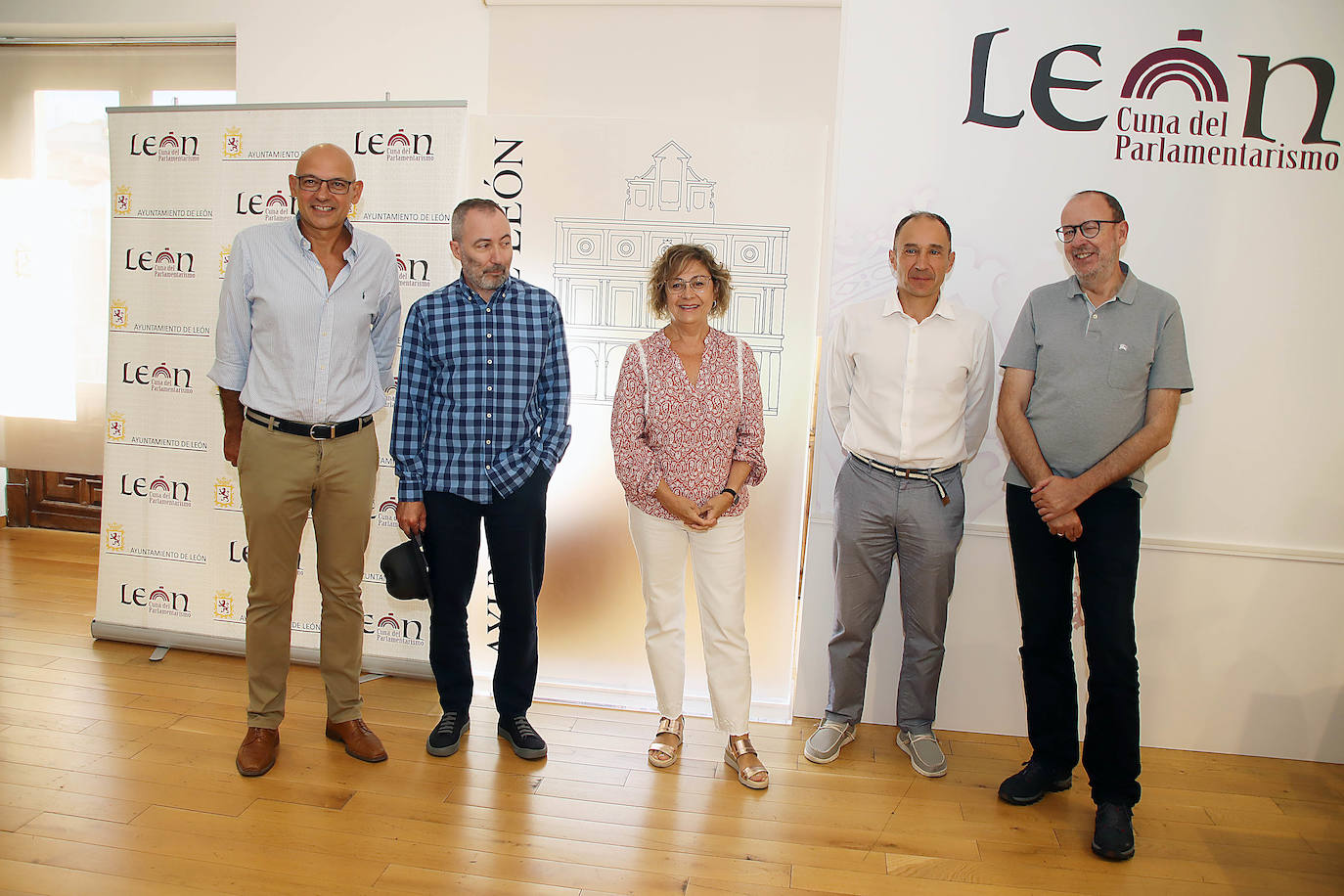 La concejala de Acción y Promoción Cultural, Evelia Fernández (C), junto a César Ordóñez, responsable de actividades culturales de la ULE; Javier Rodríguez, profesor de Historia Contemporánea de la ULE y Luis Grau, director del Museo de León en la presentación del XI Encuentro Internacional sobre Investigaciones Franquistas.