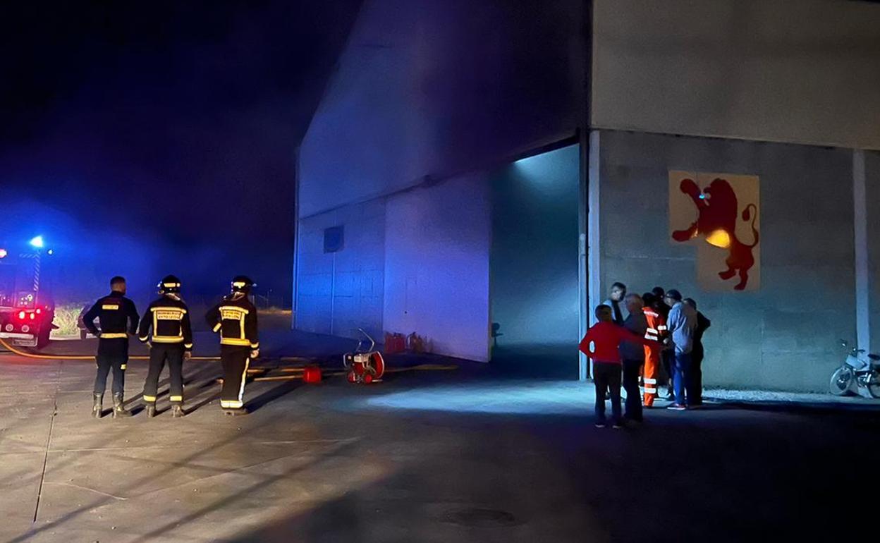 Actuación de los Bomberos de León en la nave incendiada.