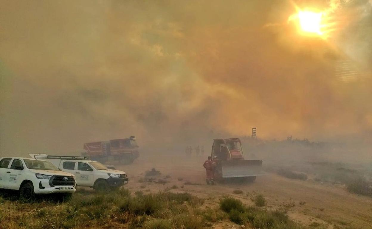 Equipos de extinción de incendios en El Teleno. 