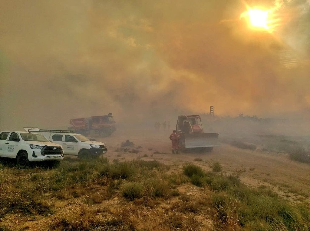 Las bajas temperaturas y la alta humedad propician una «noche de relativa calma» en el incendio del campo de tiro del Teleno. El fuego se mantiene activo en las zonas este y oeste en el noveno día del fuego. 