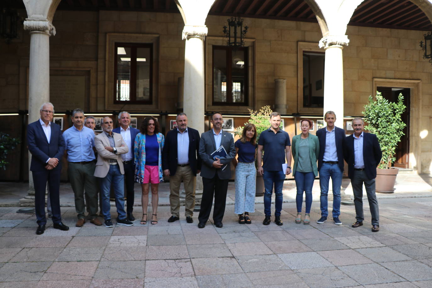 La exposición de las 77 obras finalistas del concurso 'Caminos de Hierro'.