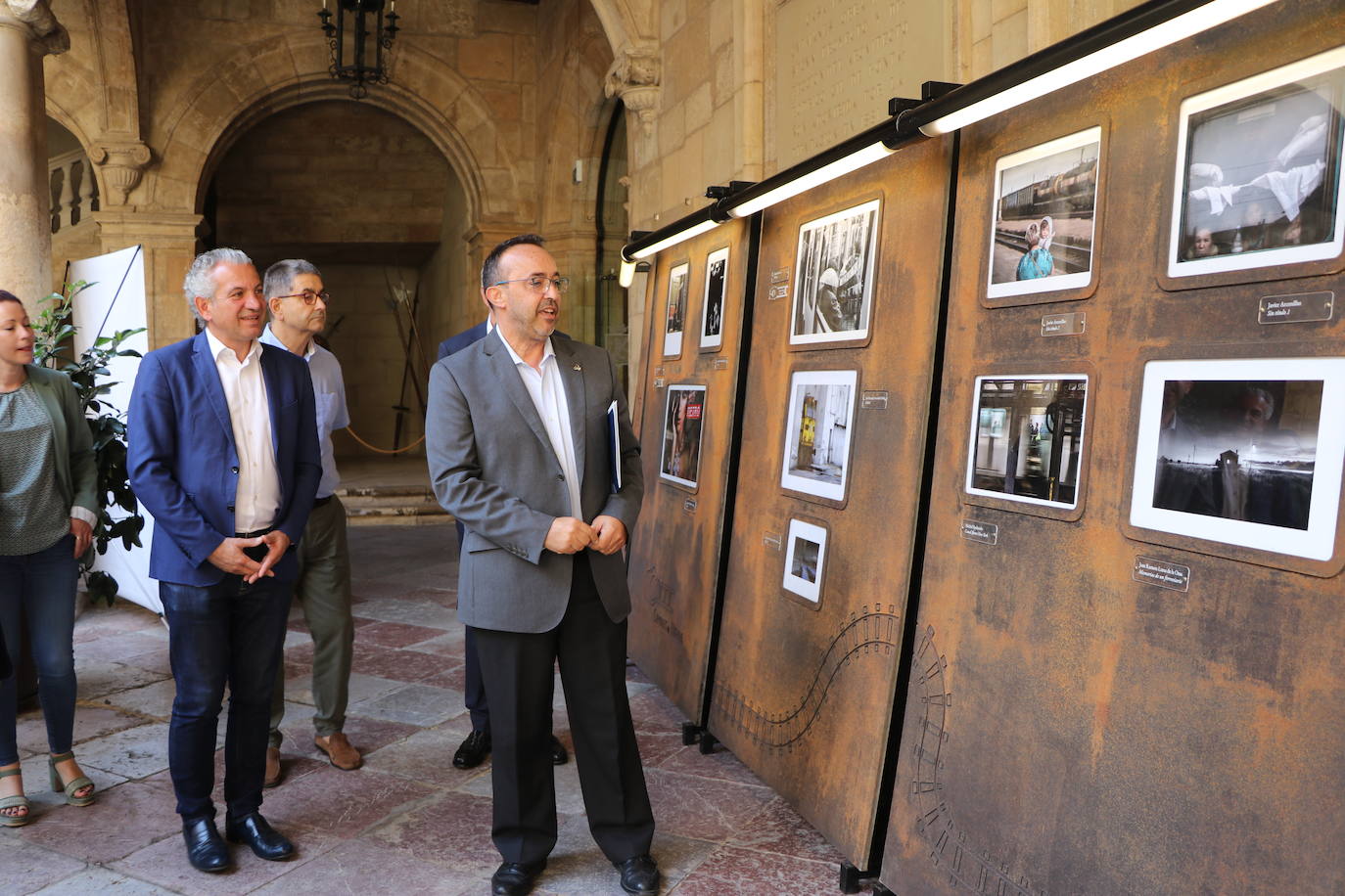 La exposición de las 77 obras finalistas del concurso 'Caminos de Hierro'.