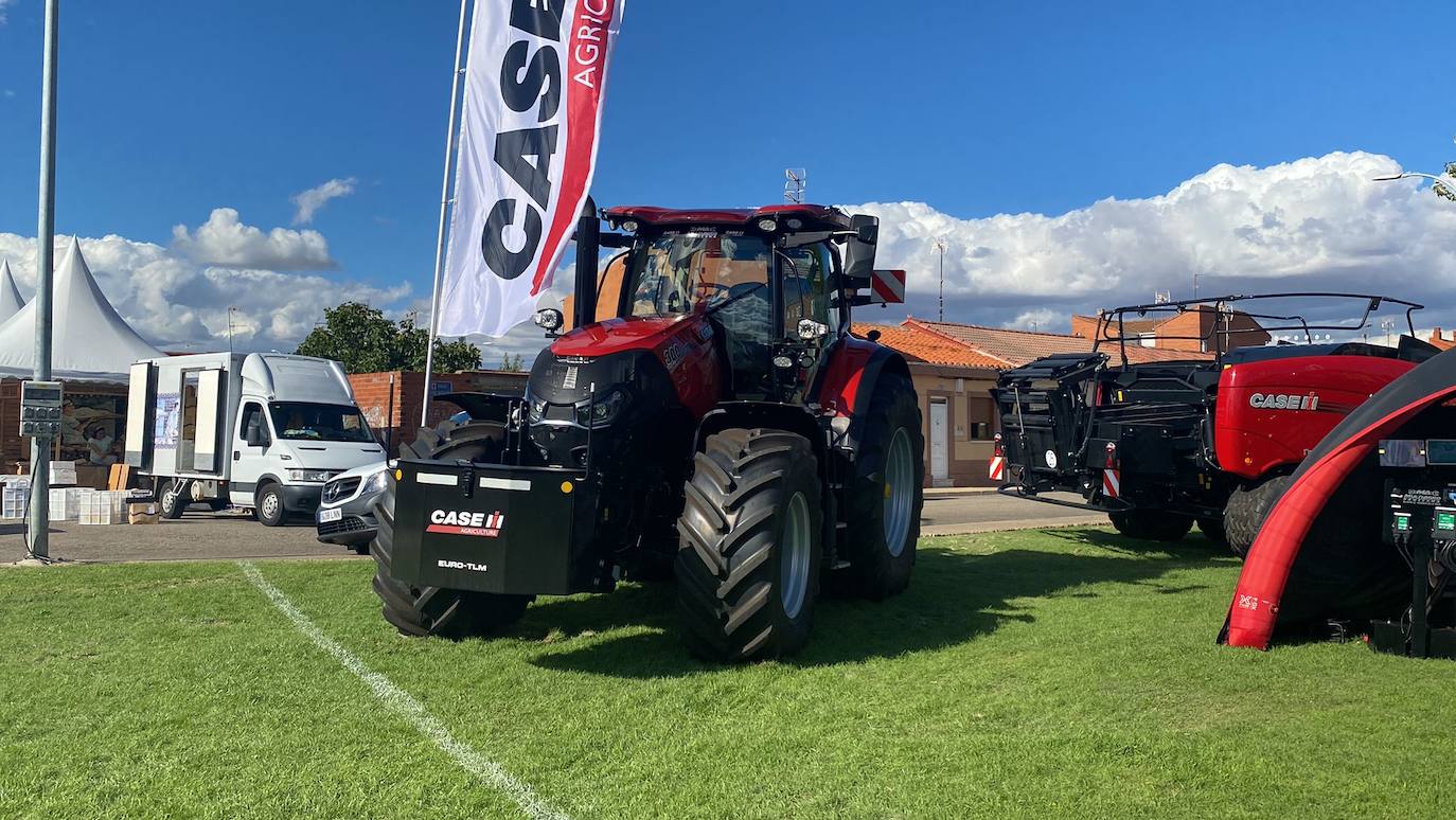 Este viernes se ha inaugurado el tradional evento que este fin de semana vuelve tras la pandemia a la capital del Páramo para celebrar su 61 edición | Santa María se muestra como un escaparate único en maquinaria, el sector agrícola y ganadero, artesanía y alimentación.