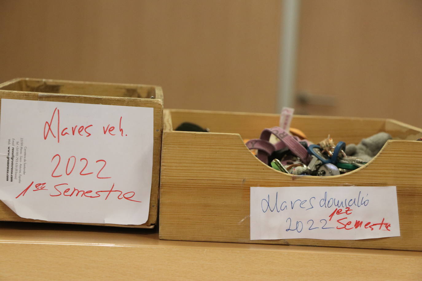 Patinetes, carritos de bebés, chupetes y un sinfín de móviles, carteras y llaves conforman la heterogénea muestra de objetos que los leoneses depositan en la oficina de la Policía Local en San Marcelo con la esperanza de que sus propietarios los recuperen.