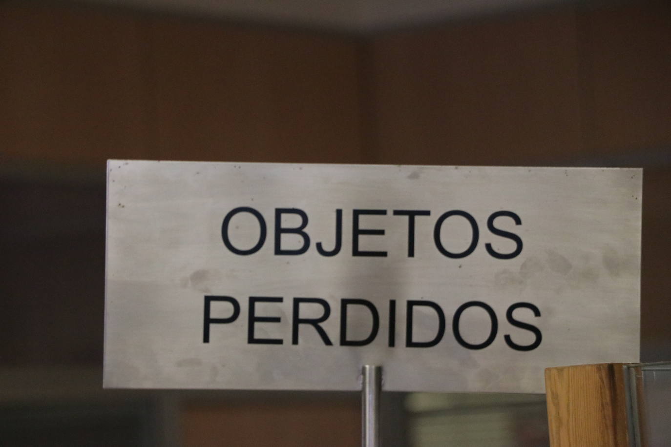 Patinetes, carritos de bebés, chupetes y un sinfín de móviles, carteras y llaves conforman la heterogénea muestra de objetos que los leoneses depositan en la oficina de la Policía Local en San Marcelo con la esperanza de que sus propietarios los recuperen.
