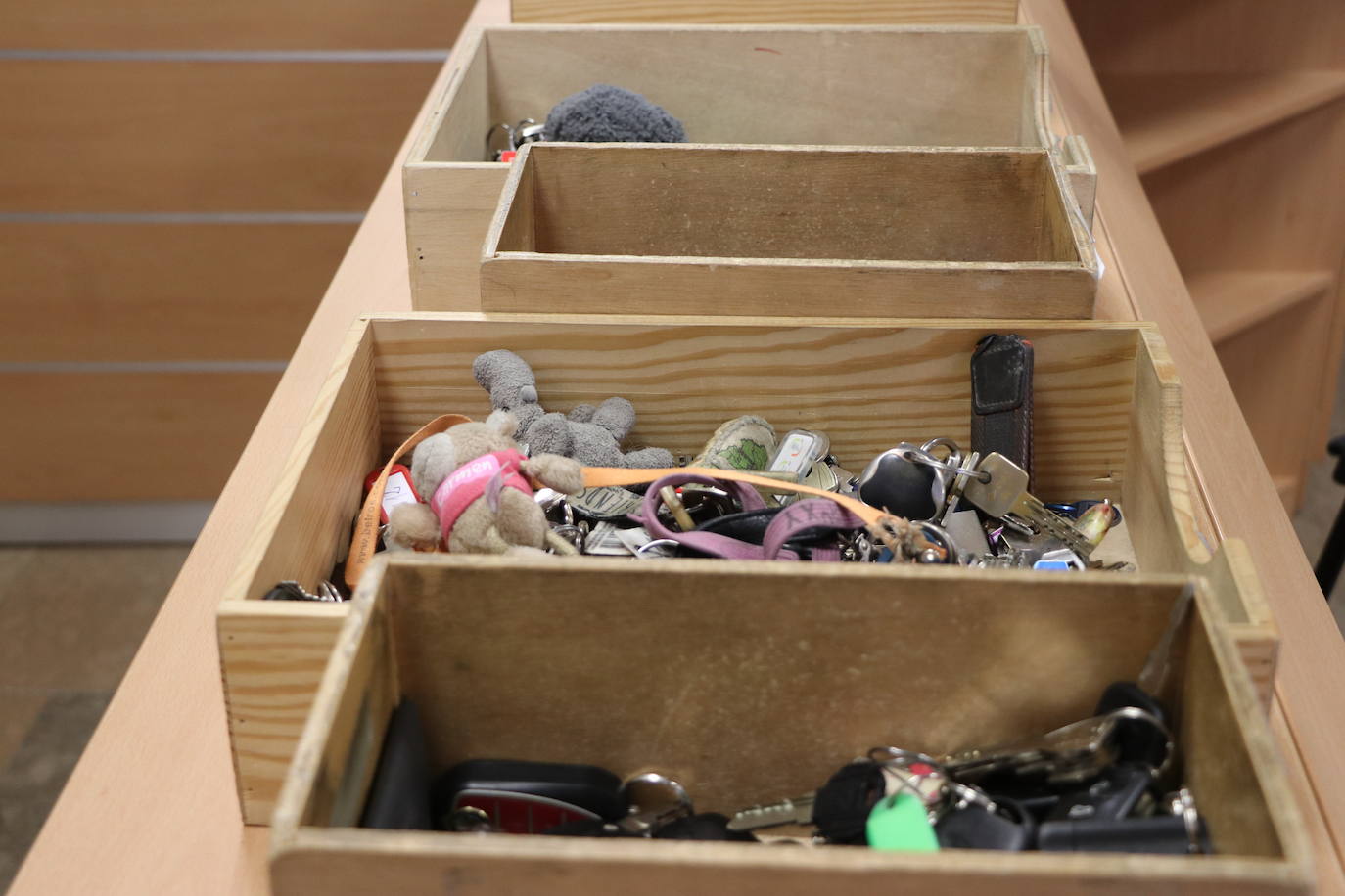 Patinetes, carritos de bebés, chupetes y un sinfín de móviles, carteras y llaves conforman la heterogénea muestra de objetos que los leoneses depositan en la oficina de la Policía Local en San Marcelo con la esperanza de que sus propietarios los recuperen.