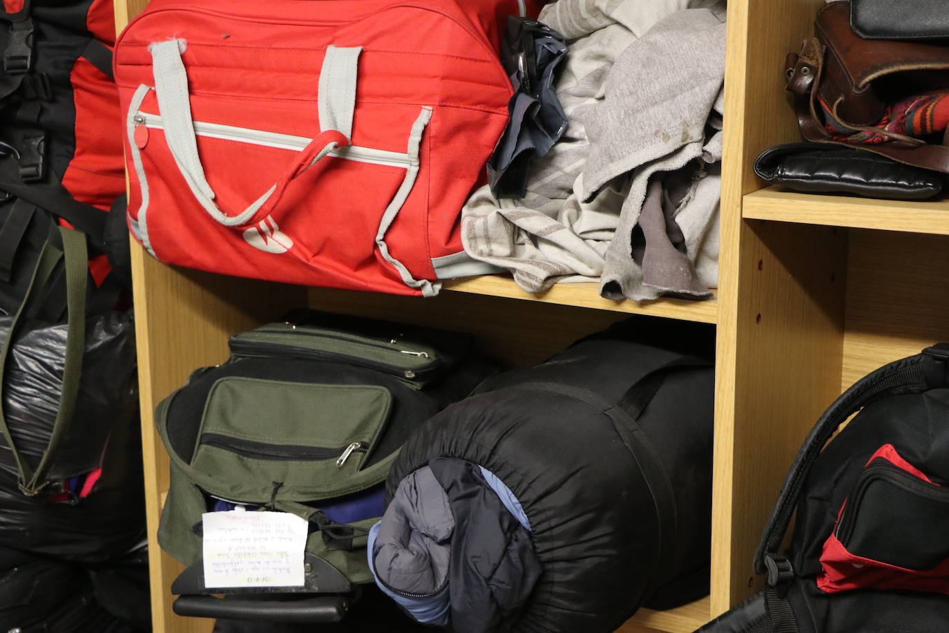 Patinetes, carritos de bebés, chupetes y un sinfín de móviles, carteras y llaves conforman la heterogénea muestra de objetos que los leoneses depositan en la oficina de la Policía Local en San Marcelo con la esperanza de que sus propietarios los recuperen.