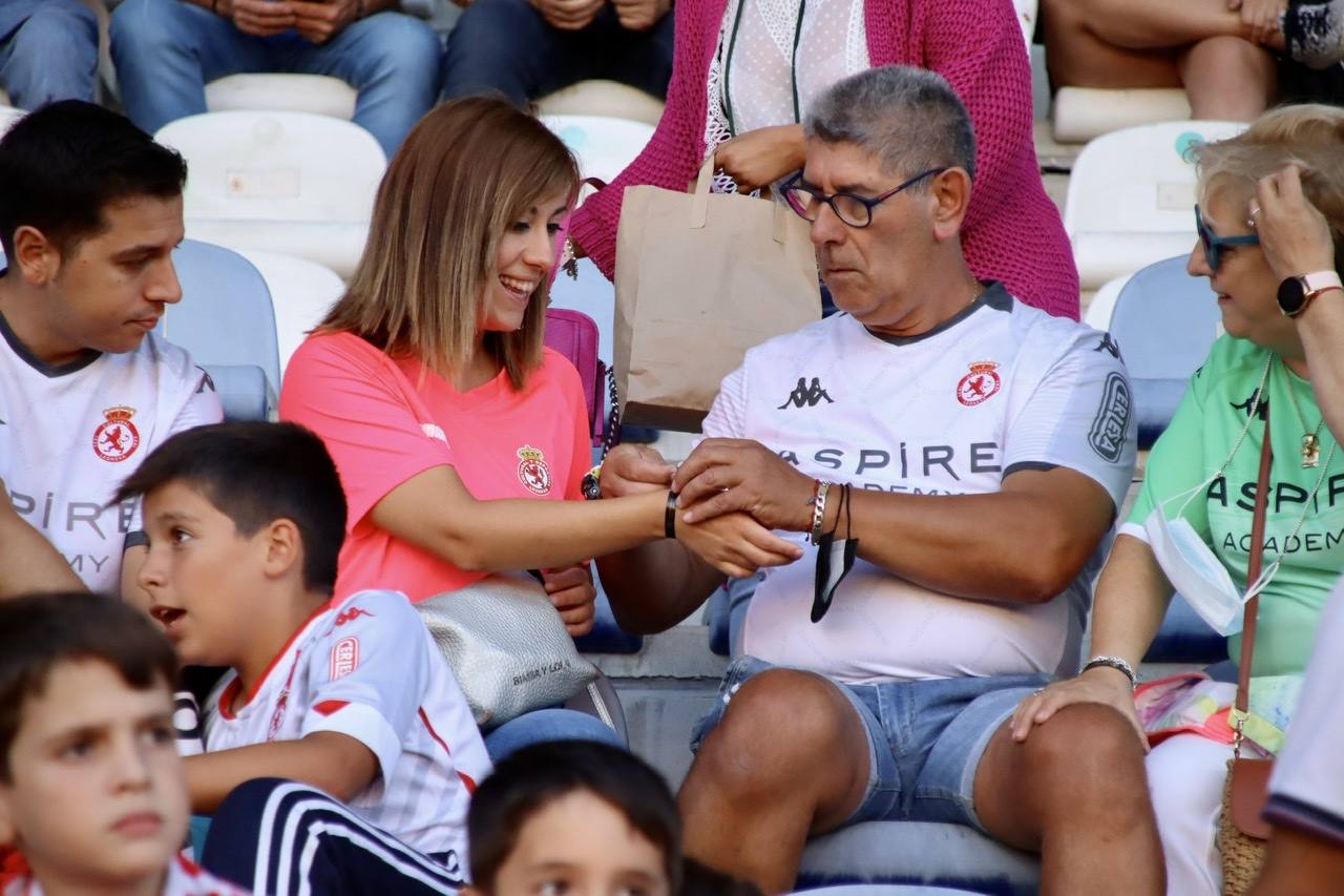 Nunca había ocurrido algo así. Y difícilmente volerá a suceder. A las 21:00 horas (hora catarí) miles de espetadores de Catar se congregaban ante sus televisores: juega su selección, la anfitriona en la Copa del Mundo. Y al otro lado, León, una tierra distante más de 5.000 kilómetros y en la que curiosamente una academia local (Aspire) es la propietaria del club. El fútbol une culturas.