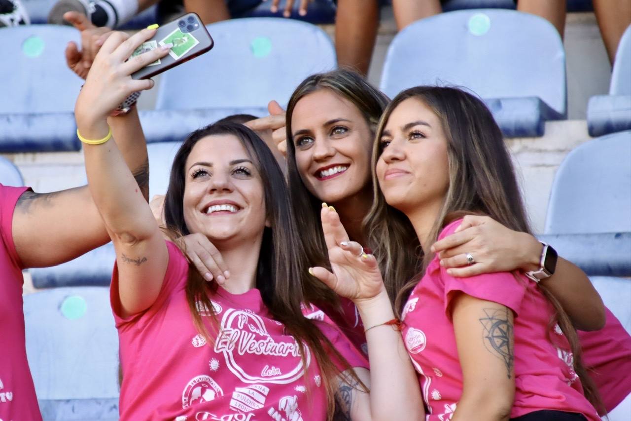 Nunca había ocurrido algo así. Y difícilmente volerá a suceder. A las 21:00 horas (hora catarí) miles de espetadores de Catar se congregaban ante sus televisores: juega su selección, la anfitriona en la Copa del Mundo. Y al otro lado, León, una tierra distante más de 5.000 kilómetros y en la que curiosamente una academia local (Aspire) es la propietaria del club. El fútbol une culturas.