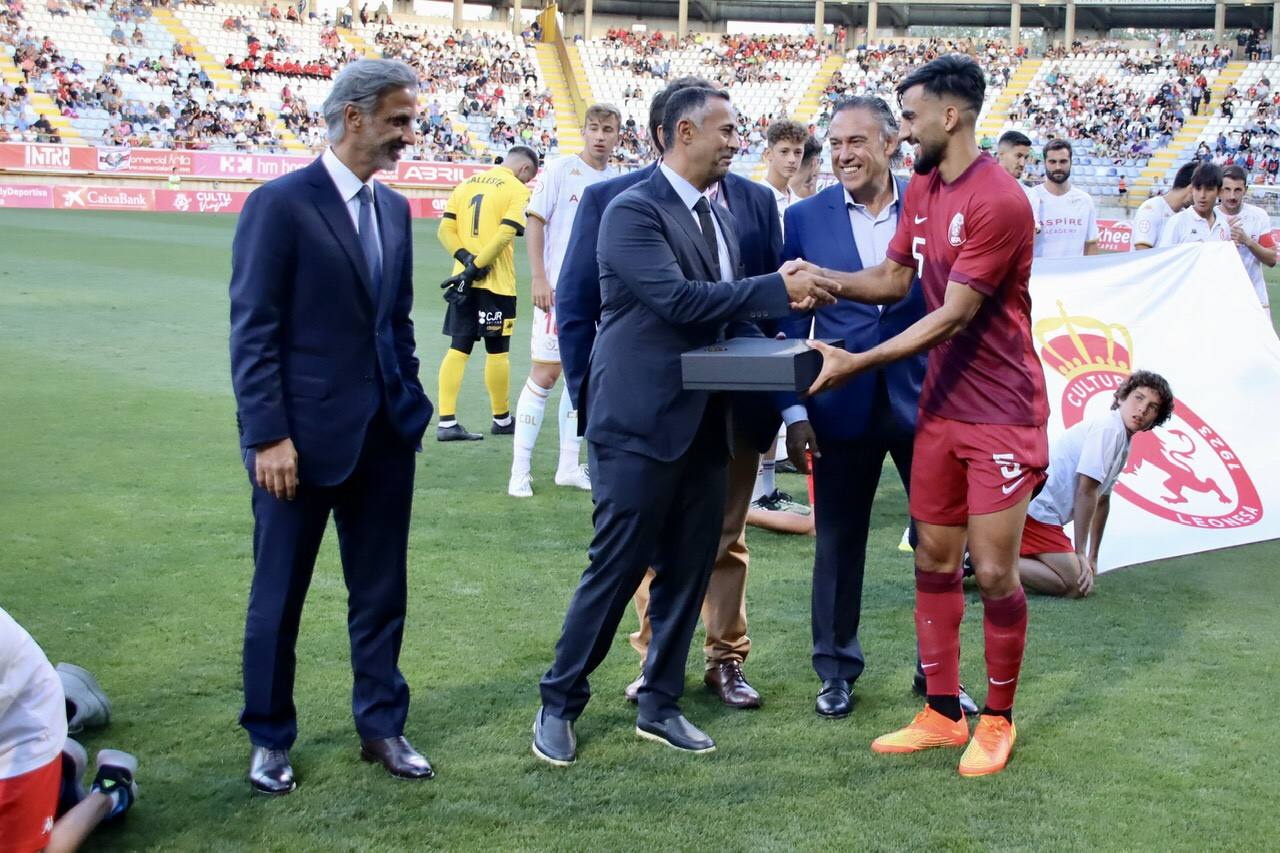 Nunca había ocurrido algo así. Y difícilmente volerá a suceder. A las 21:00 horas (hora catarí) miles de espetadores de Catar se congregaban ante sus televisores: juega su selección, la anfitriona en la Copa del Mundo. Y al otro lado, León, una tierra distante más de 5.000 kilómetros y en la que curiosamente una academia local (Aspire) es la propietaria del club. El fútbol une culturas.