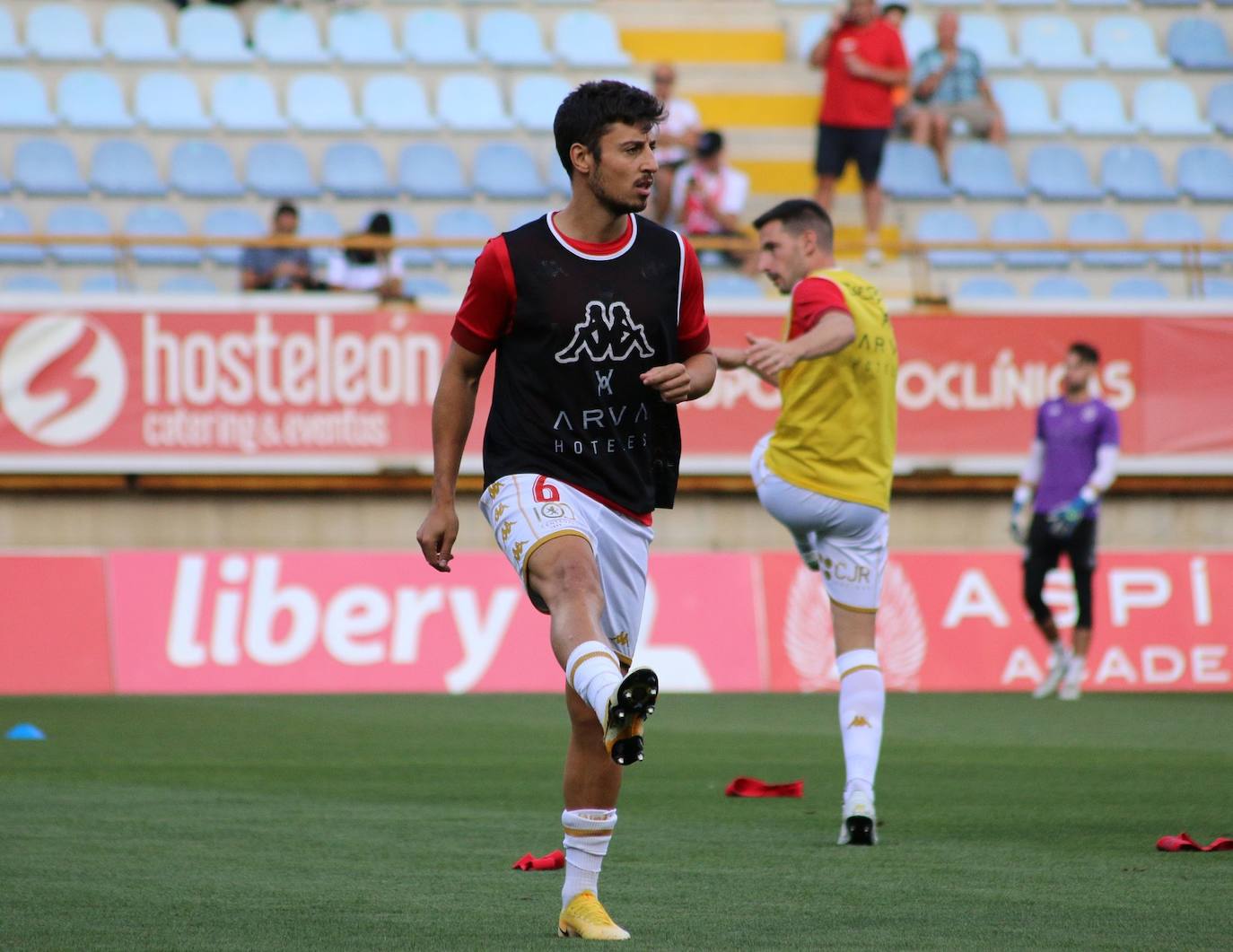 Nunca había ocurrido algo así. Y difícilmente volerá a suceder. A las 21:00 horas (hora catarí) miles de espetadores de Catar se congregaban ante sus televisores: juega su selección, la anfitriona en la Copa del Mundo. Y al otro lado, León, una tierra distante más de 5.000 kilómetros y en la que curiosamente una academia local (Aspire) es la propietaria del club. El fútbol une culturas.