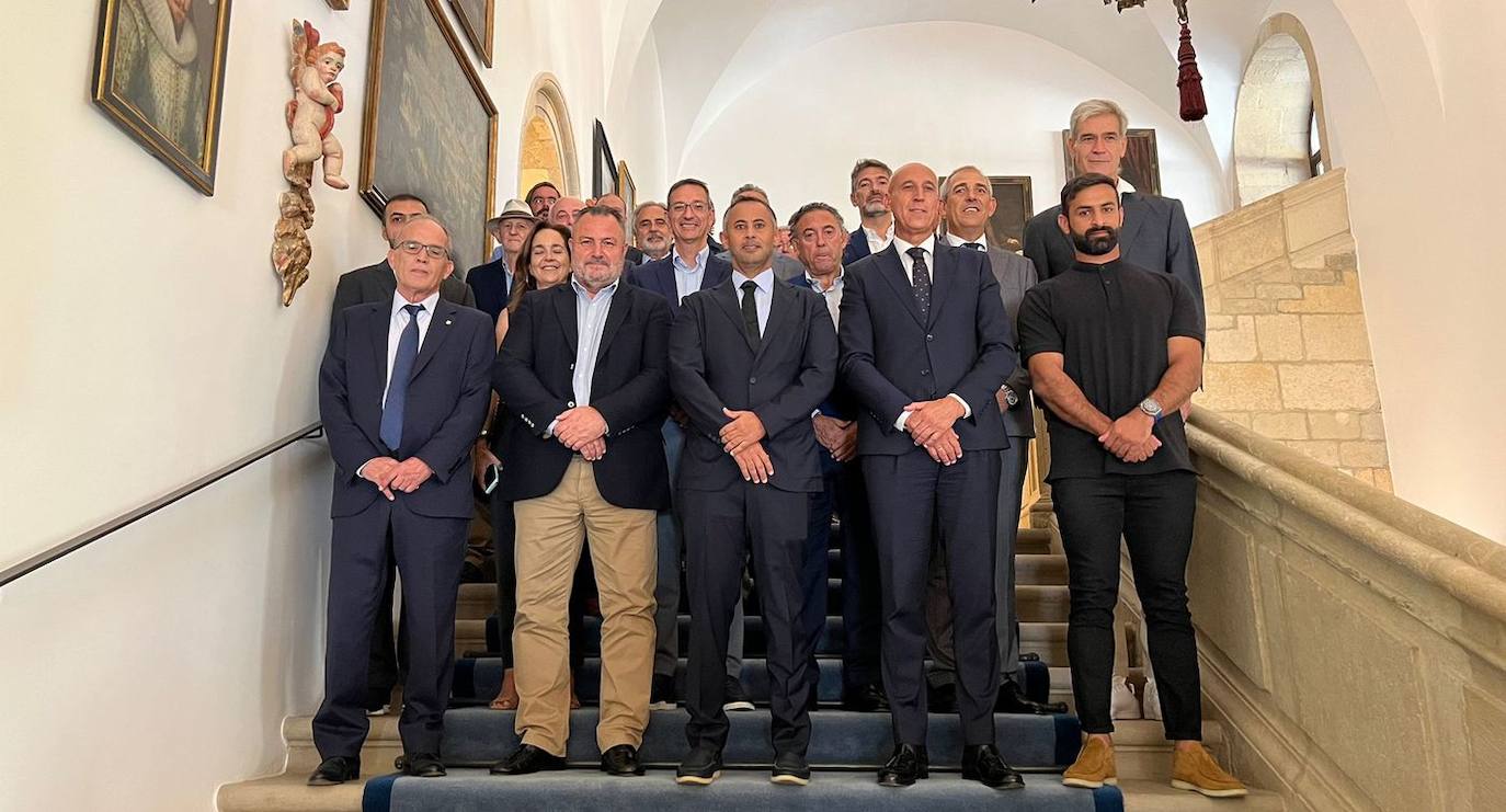 La comida de hermandad marca un punto de inflexión en las relaciones con Catar. Autoridades leonesas y representantes de Catar se citan en el Hostal de San Marcos. Alcalde de León, presidente de la Diputación, representantes de la Federación Española de Fútbol y una amplia delegación de la Cultural acuden a la comida de hermandad. 