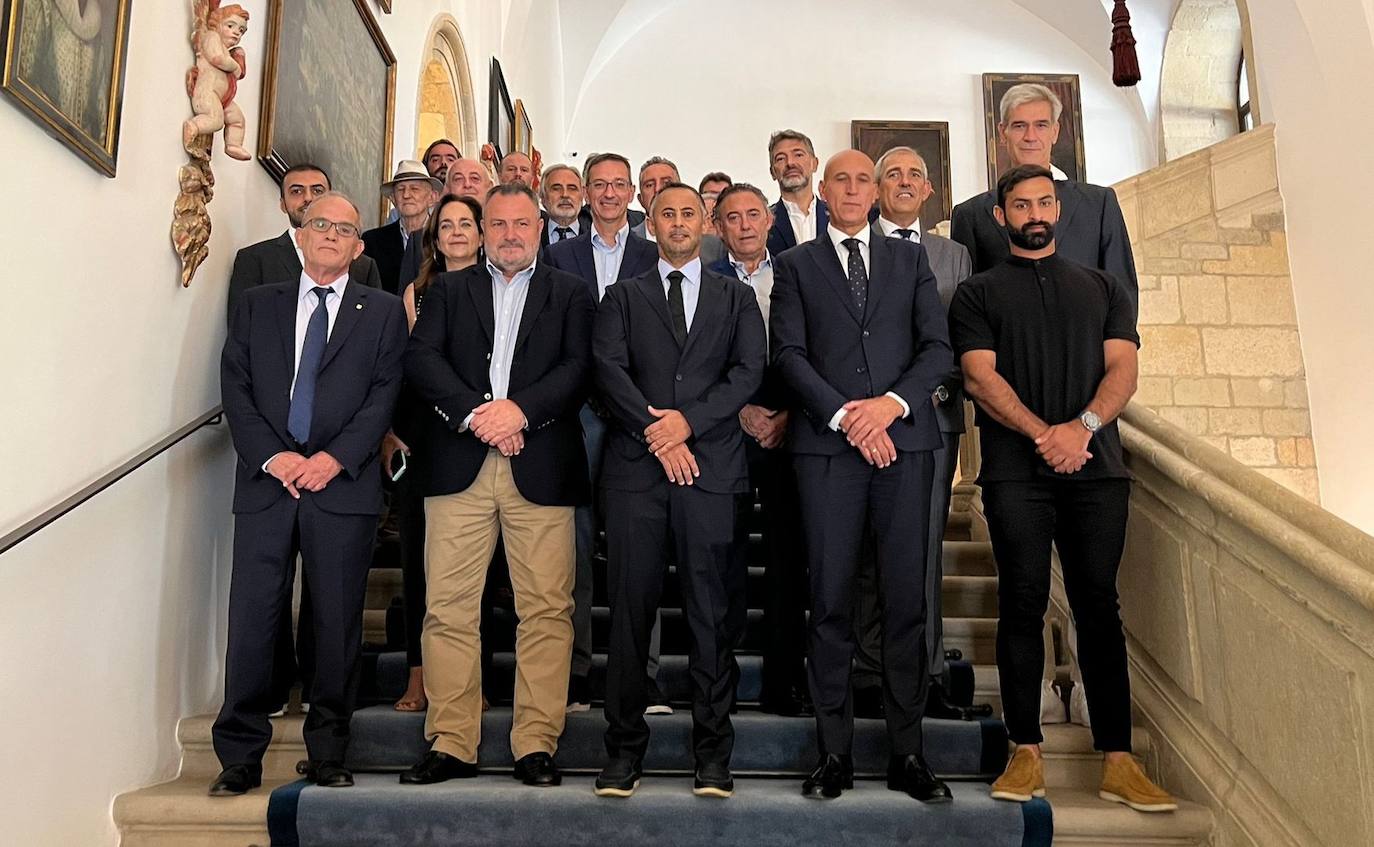 La comida de hermandad marca un punto de inflexión en las relaciones con Catar. Autoridades leonesas y representantes de Catar se citan en el Hostal de San Marcos. Alcalde de León, presidente de la Diputación, representantes de la Federación Española de Fútbol y una amplia delegación de la Cultural acuden a la comida de hermandad. 