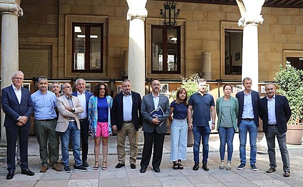 Galería. La presentación de la exposición de las 77 obras finalistas del concurso 'Caminos de Hierro'.