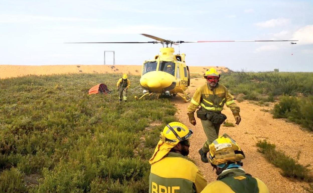 Efectivos de las Birf, junto a un helicóptero, en la zona del incendio. La imagen ha sido tomada por miembros de los equipos de extinción. 