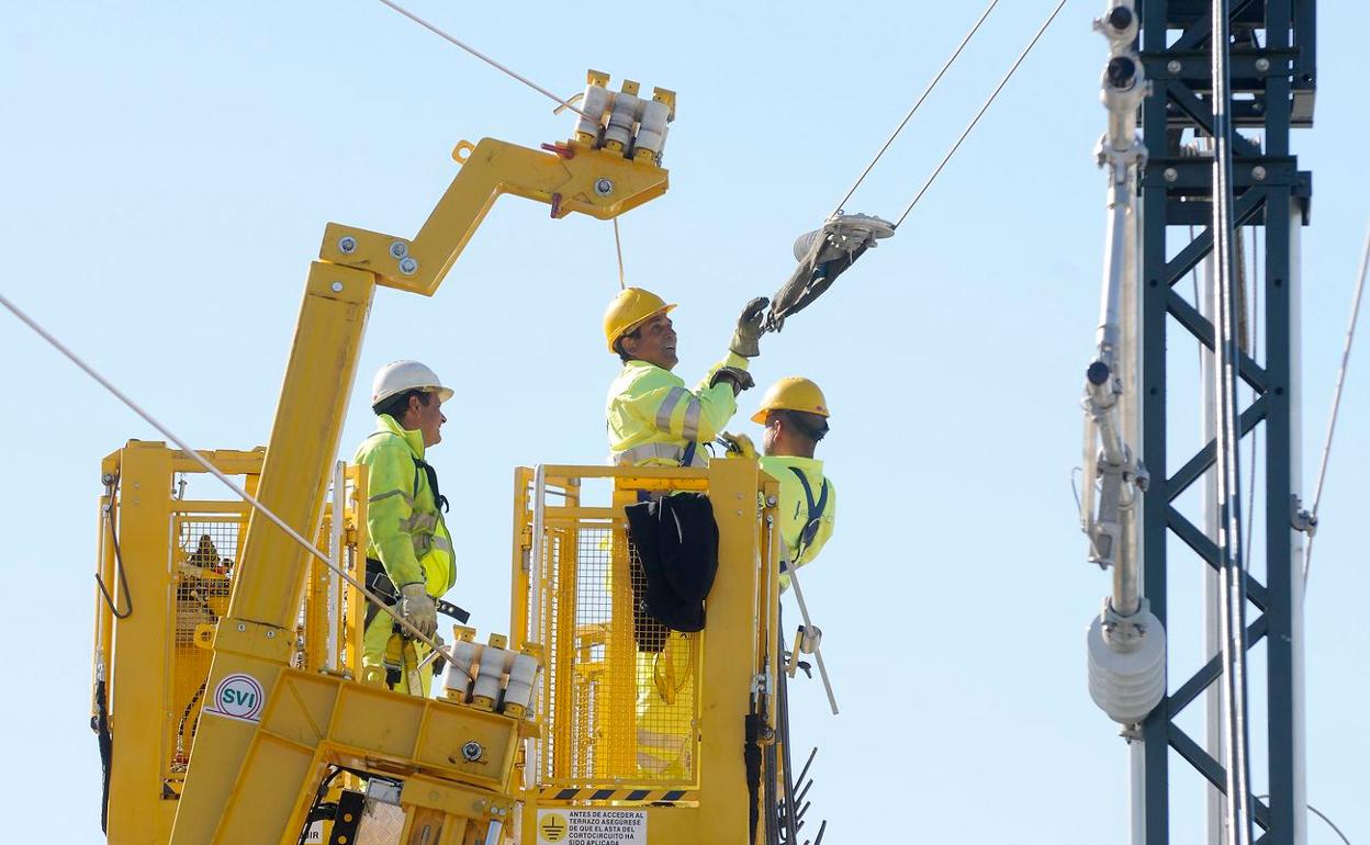 Personal de Adif durante los trabajos de electrificación en el tendido. 