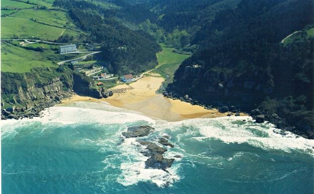 Playa de La Ñora, concejo de Villaviciosa, Asturias.