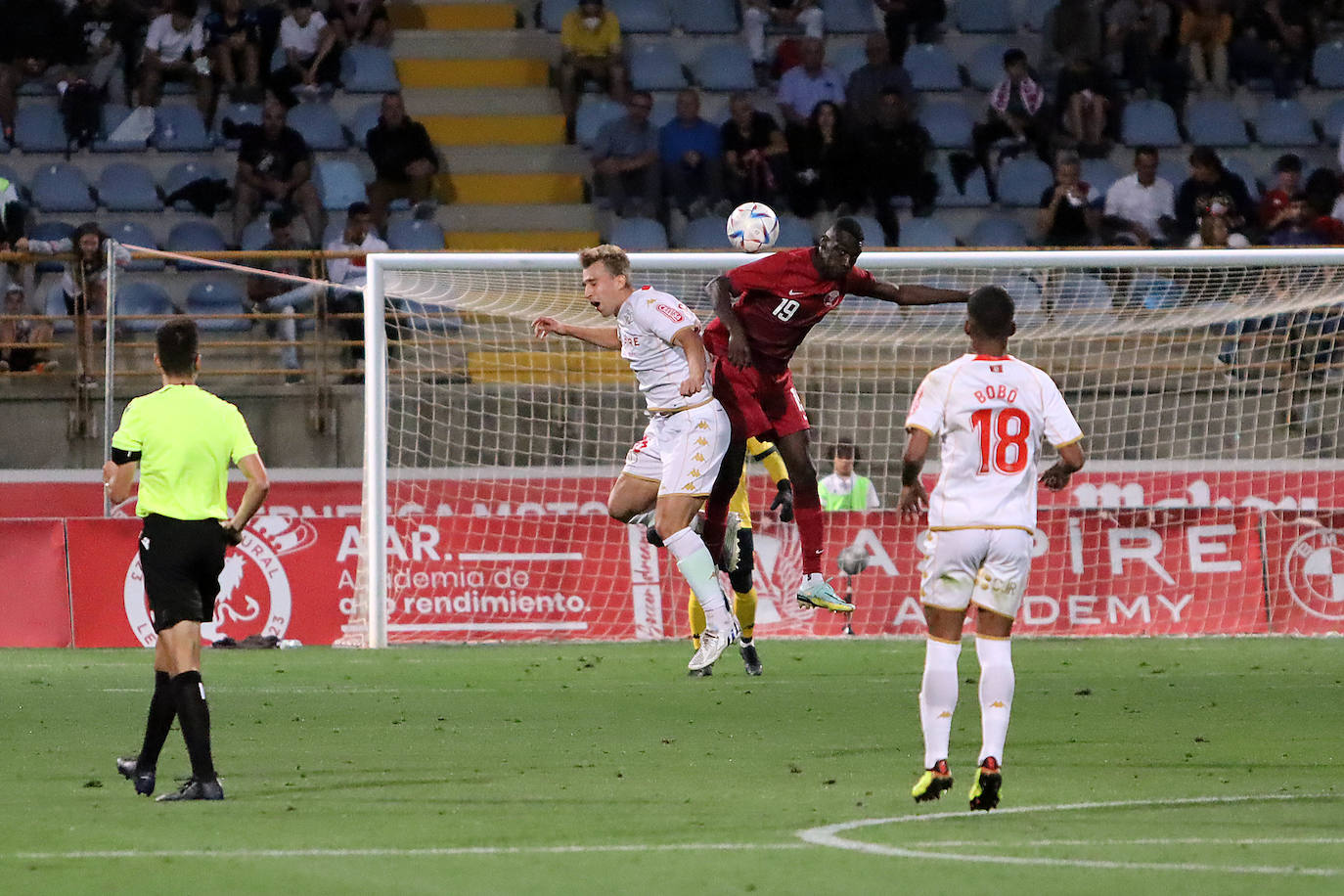 La Cultural disputa un histórico encuentro en el Reino de León ante la selección de Catar. Gran abiente en un duelo entre dos equipos con miras diferentes pero con mucho en común. 