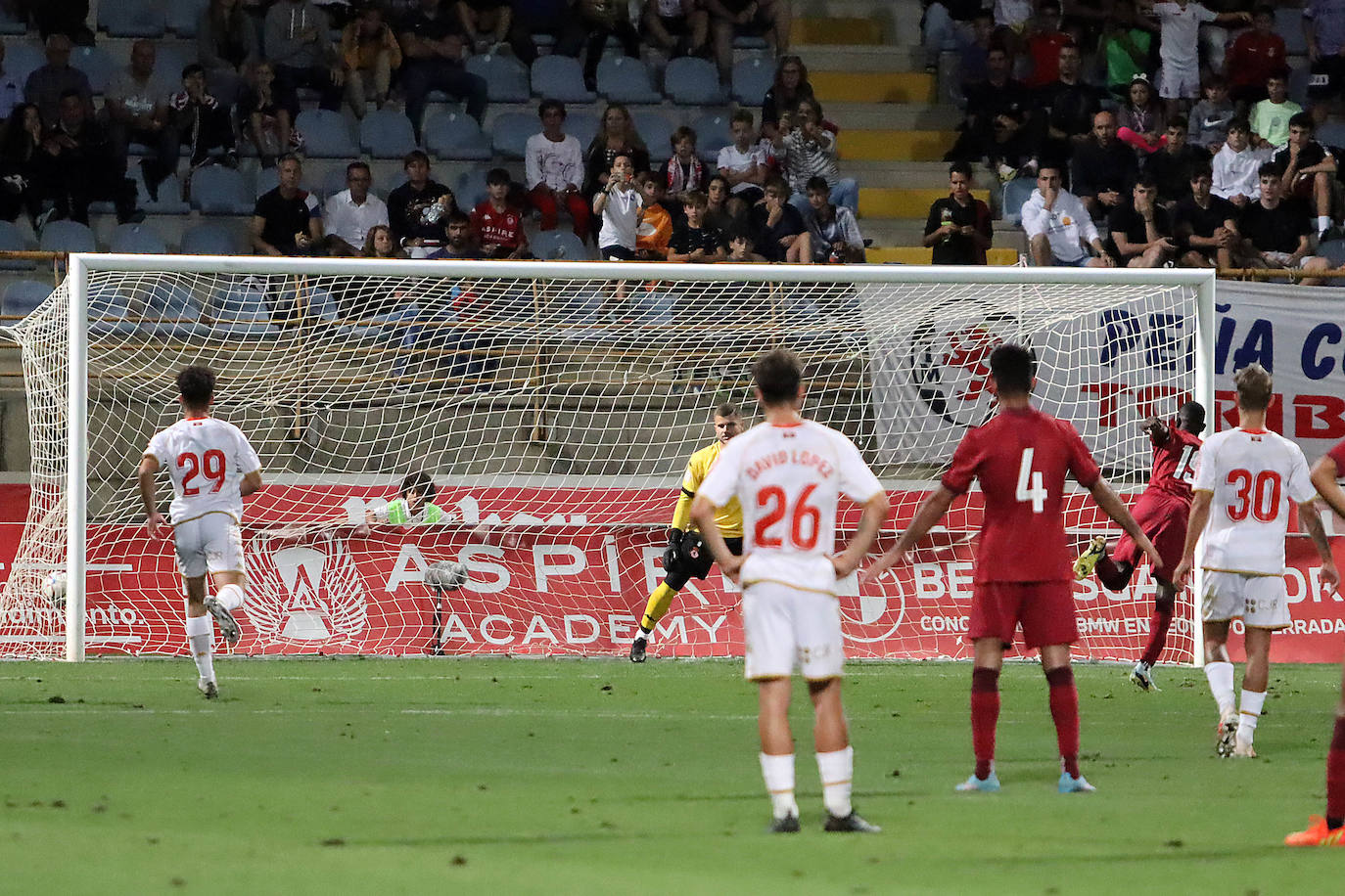 La Cultural disputa un histórico encuentro en el Reino de León ante la selección de Catar. Gran abiente en un duelo entre dos equipos con miras diferentes pero con mucho en común. 