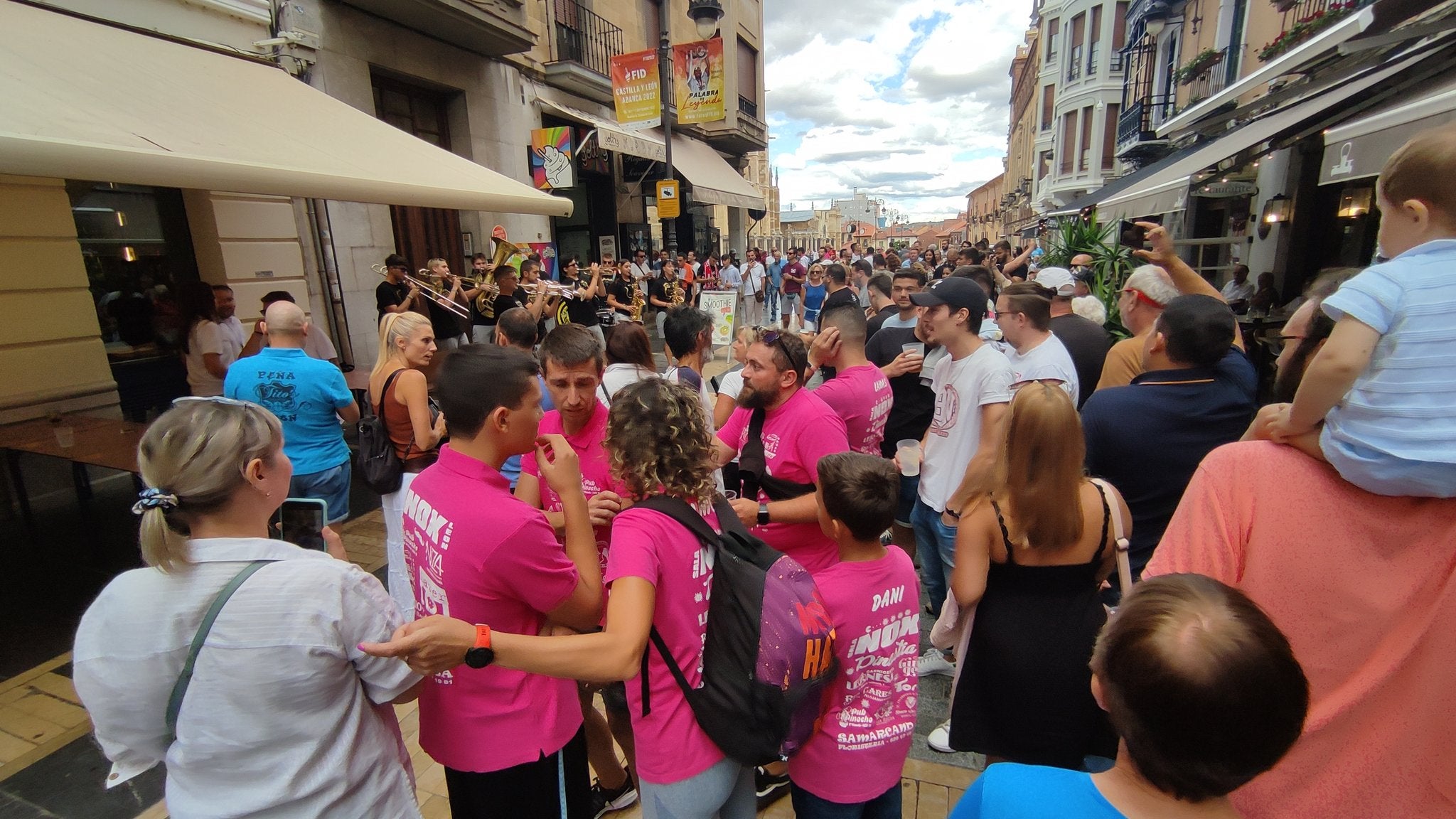 'Ruta 100': cuando la música suena en el corazón de la Cultural. Cientos de jóvenes se suman a la iniciativa de la 'Ruta 100' en la antesala del encuentro ante Catar. Gran ambiente para celebrar un centenario y un partido único.