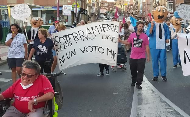 Los vecinos de Trobajo vuelven a las calles para exigir a Adif el soterramiento del tren.