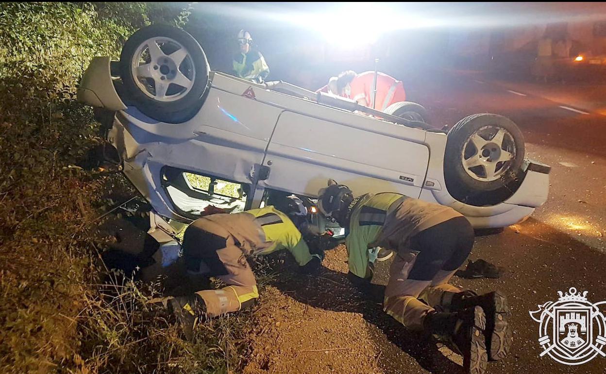 Los bomberos de Burgos sacaron al joven del coche tras el accidente.