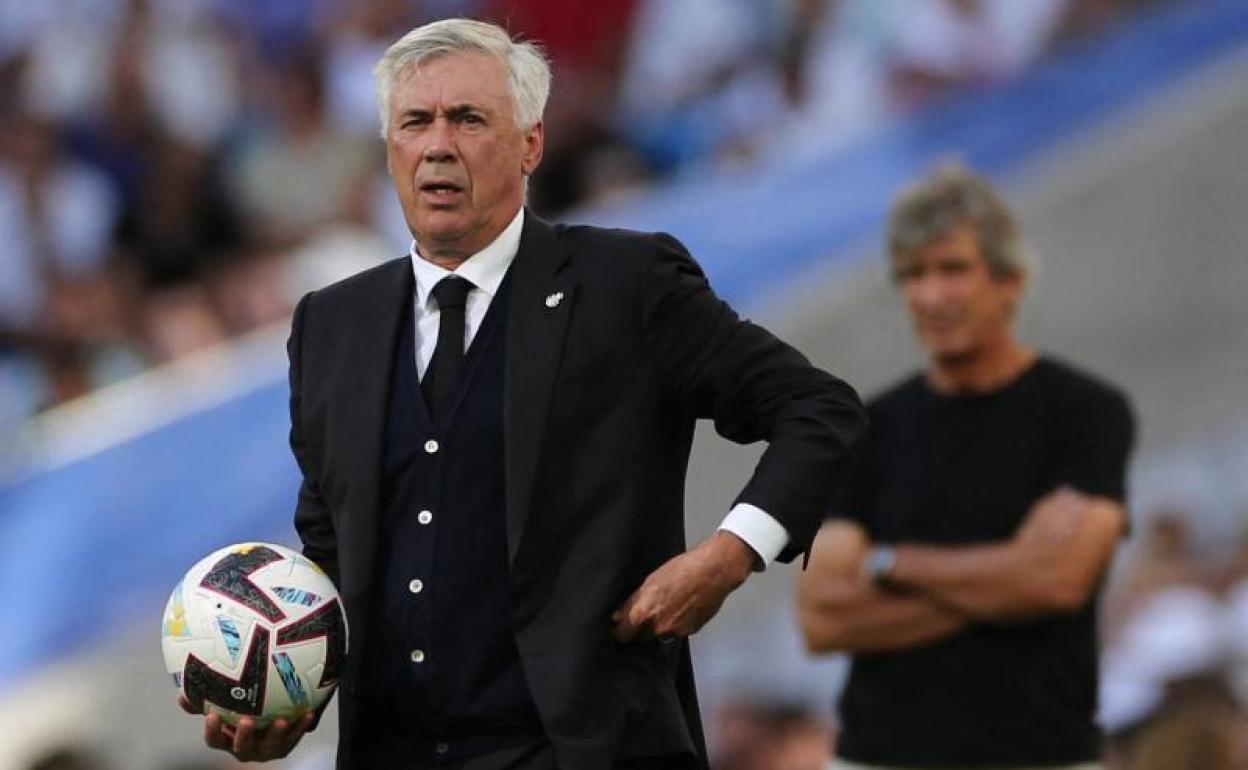 Carlo Ancelotti, entrenador del Real Madrid, durante el partido ante el Betis. 