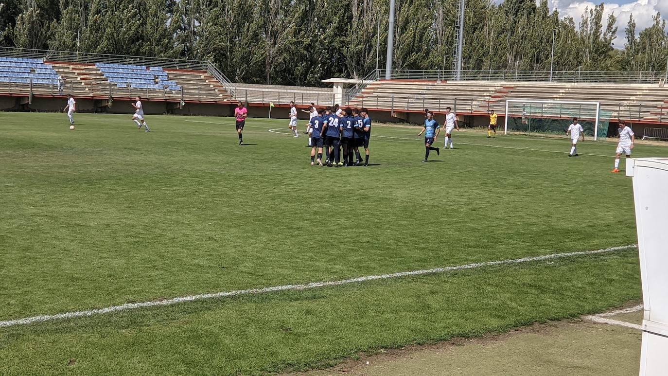 Uno de los instantes de juego del Cultural Leonesa VS Sporting Hortaleza. 