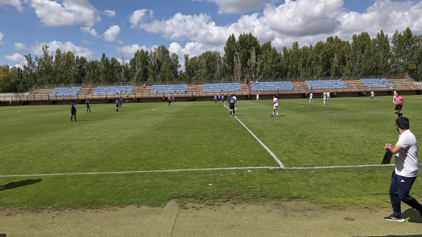 Uno de los instantes de juego del Cultural Leonesa VS Sporting Hortaleza. 